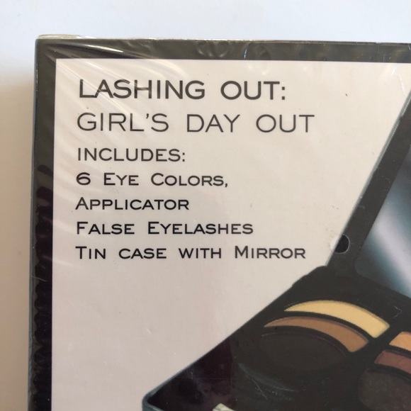 ME Makeover Essentials Lashing Out & Bonus Pallet - Picture 4 of 6